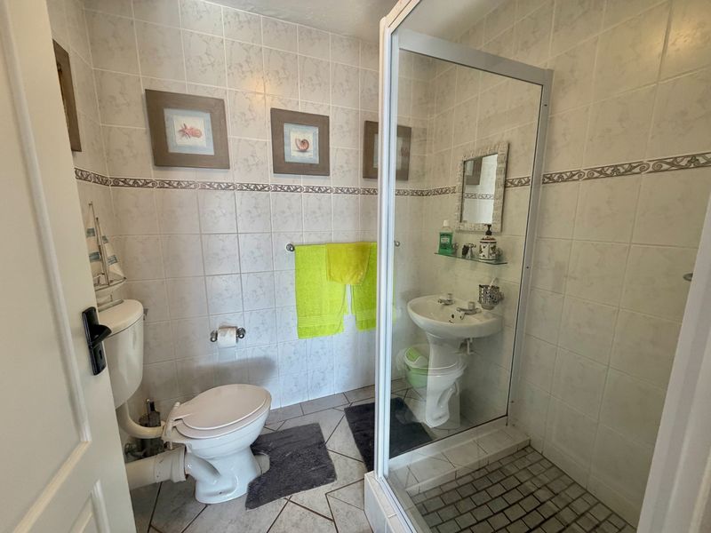 Stunning Two Bedroom Lagoon View Apartment - Photo 10