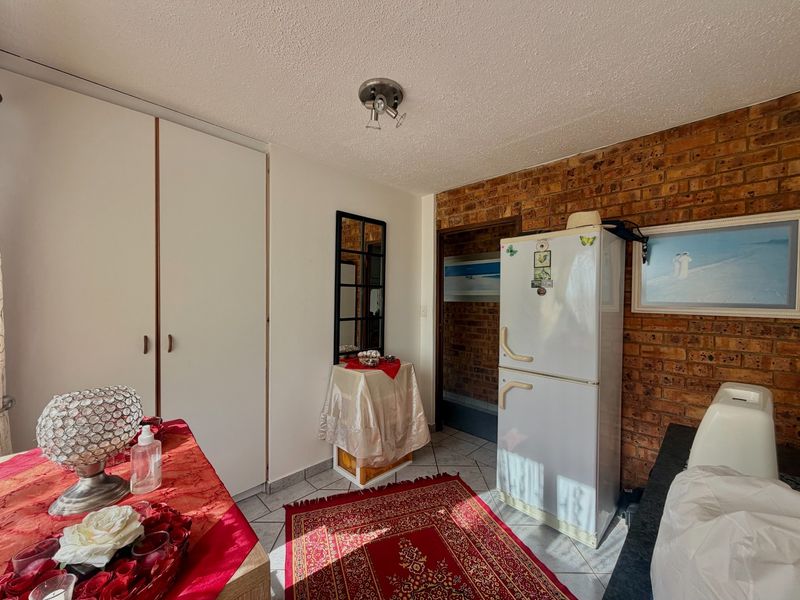 Stunning Two Bedroom Lagoon View Apartment - Photo 9