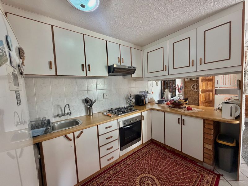 Stunning Two Bedroom Lagoon View Apartment - Photo 6