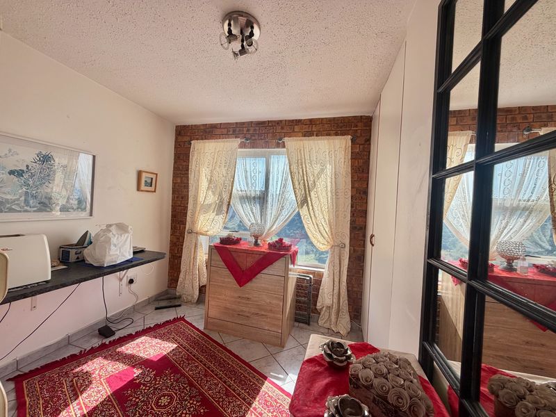 Stunning Two Bedroom Lagoon View Apartment - Photo 8