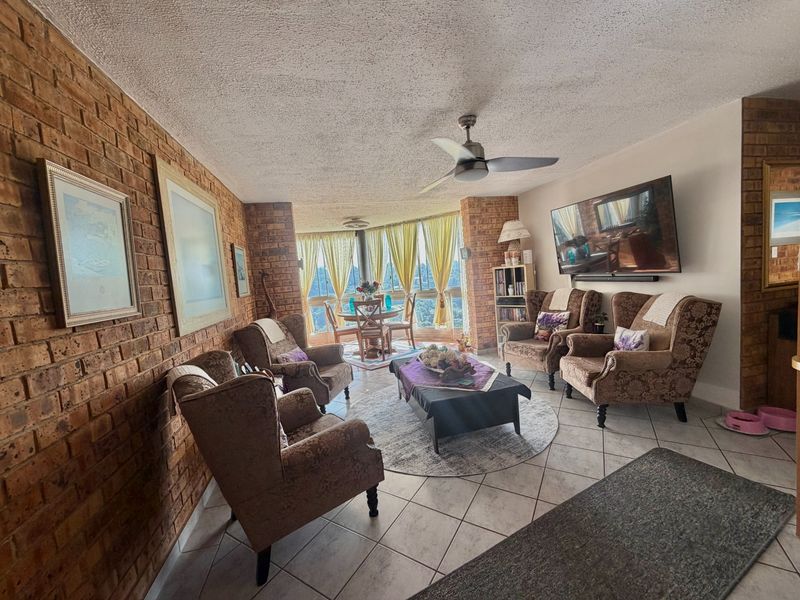 Stunning Two Bedroom Lagoon View Apartment - Photo 2