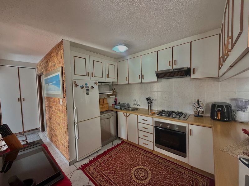 Stunning Two Bedroom Lagoon View Apartment - Photo 5