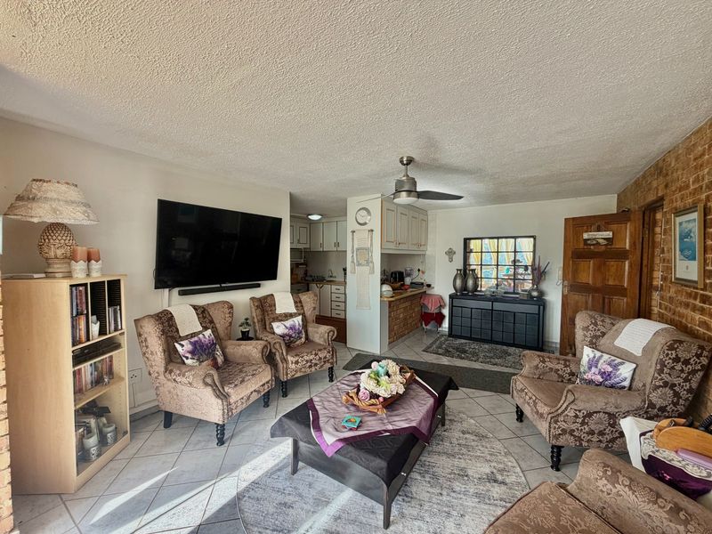Stunning Two Bedroom Lagoon View Apartment - Photo 4