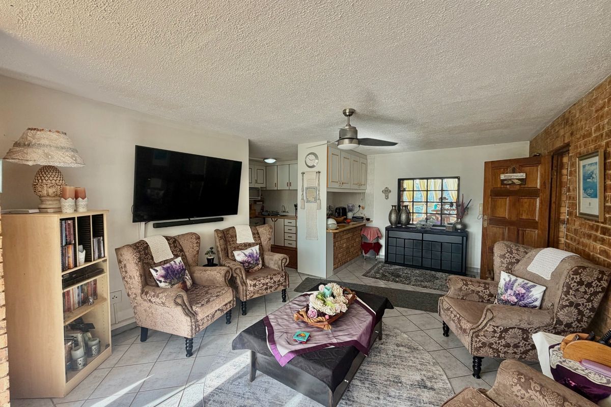 Stunning Two Bedroom Lagoon View Apartment - Photo 4