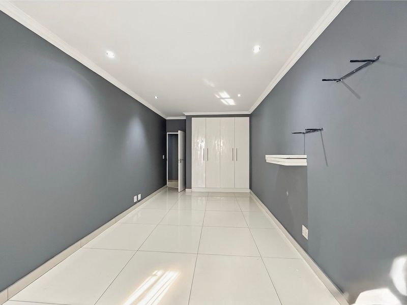 Elegant Family Living on a Spacious Stand in Prime Douglasdale - Photo 7