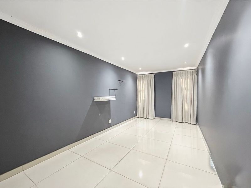 Elegant Family Living on a Spacious Stand in Prime Douglasdale - Photo 6