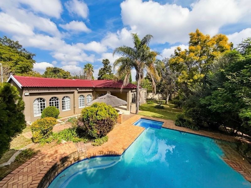 Elegant Family Living on a Spacious Stand in Prime Douglasdale - Photo 2