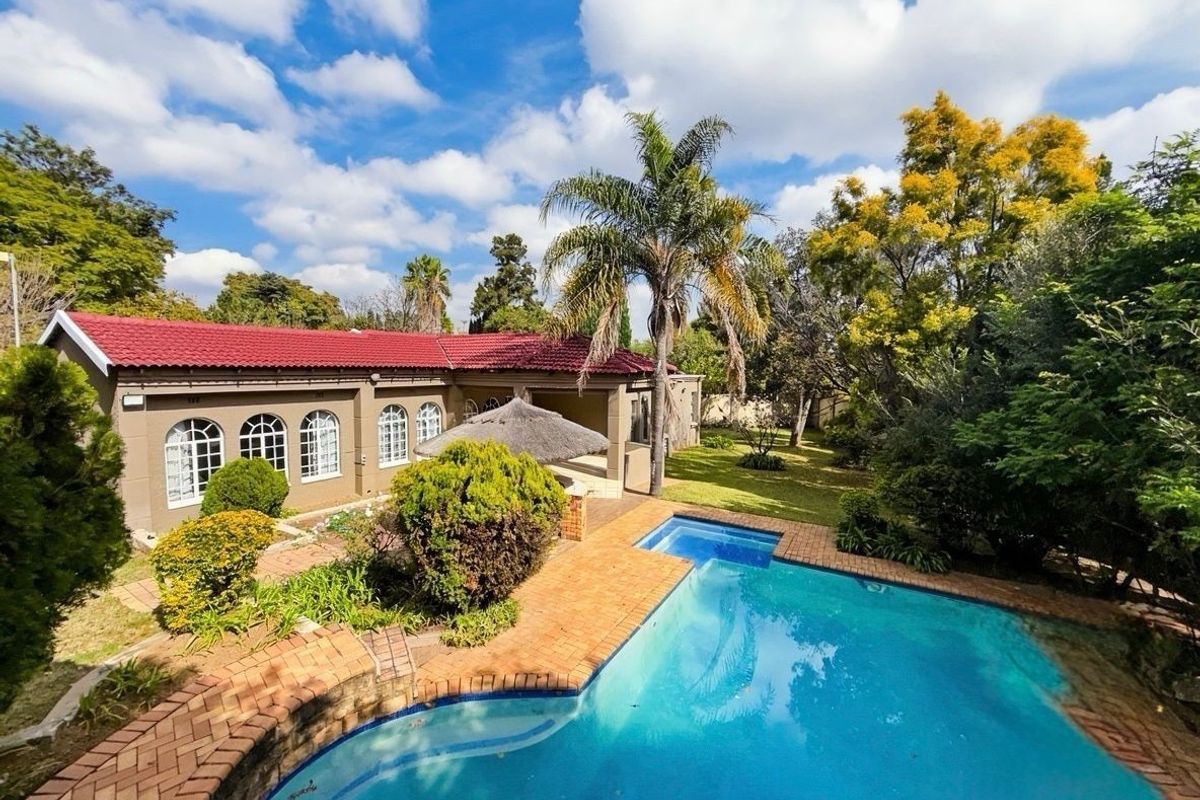 Elegant Family Living on a Spacious Stand in Prime Douglasdale - Photo 2