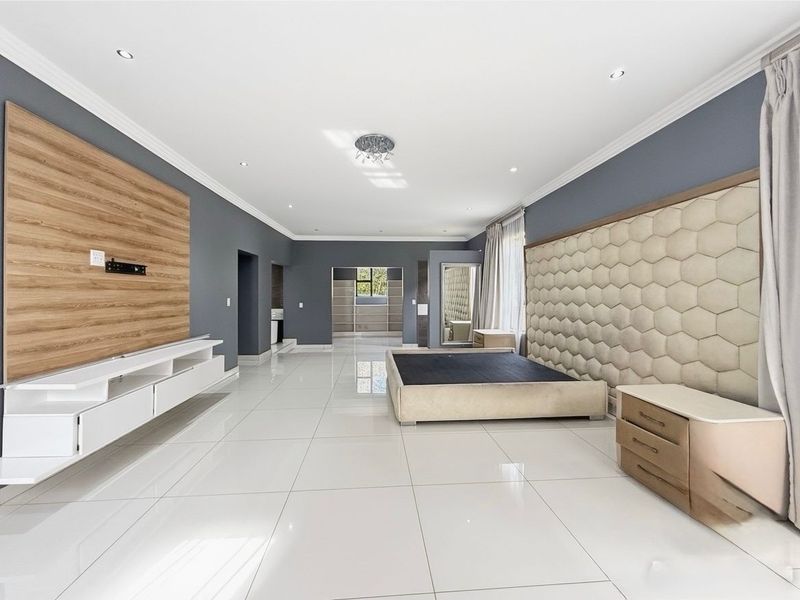 Elegant Family Living on a Spacious Stand in Prime Douglasdale - Photo 4