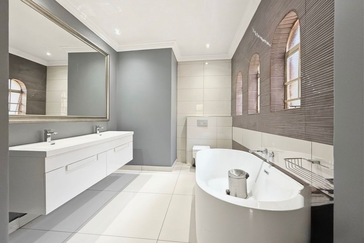 Elegant Family Living on a Spacious Stand in Prime Douglasdale - Photo 5