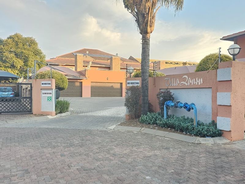 Modern 3 Bedroom Townhouse To Rent in Glen Marais - Photo 2