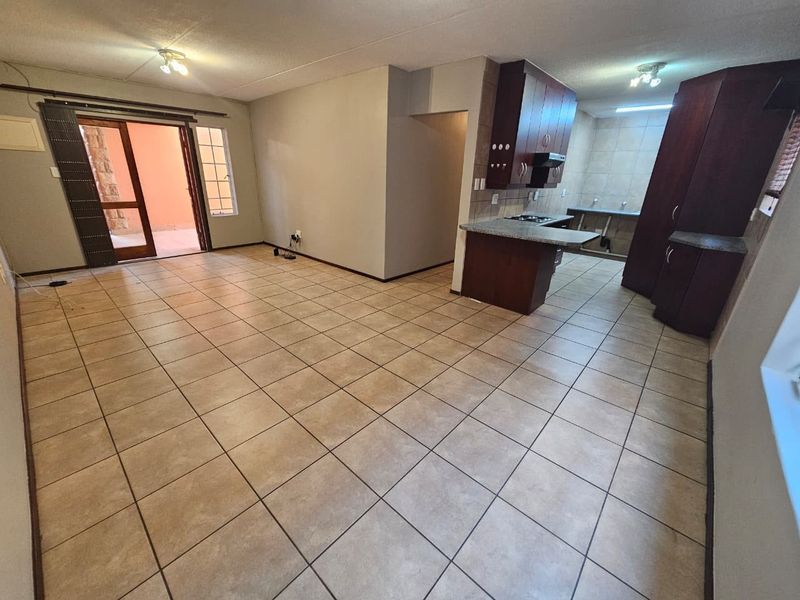 Modern 3 Bedroom Townhouse To Rent in Glen Marais - Photo 10