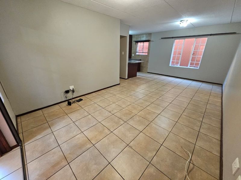 Modern 3 Bedroom Townhouse To Rent in Glen Marais - Photo 9