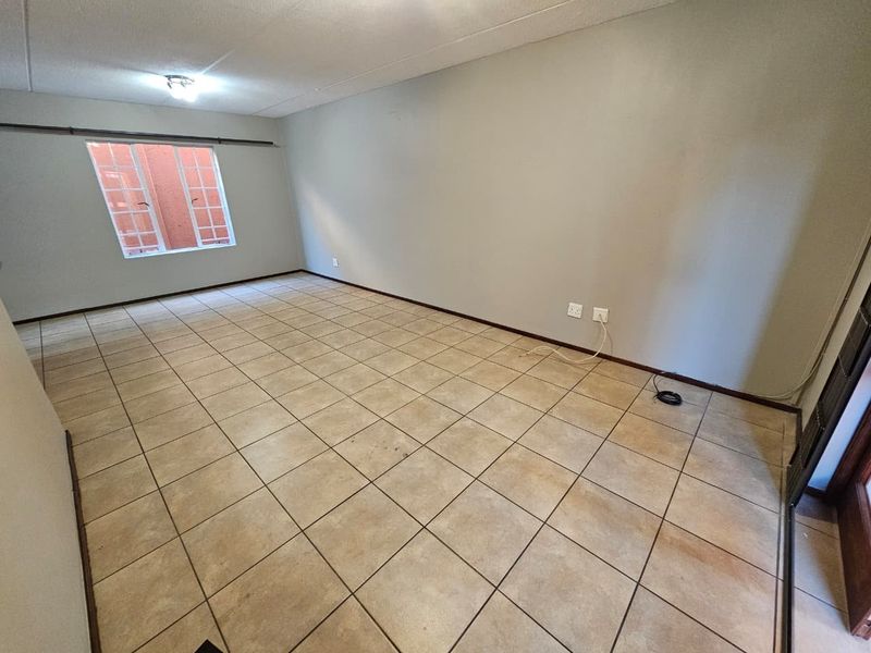Modern 3 Bedroom Townhouse To Rent in Glen Marais - Photo 8