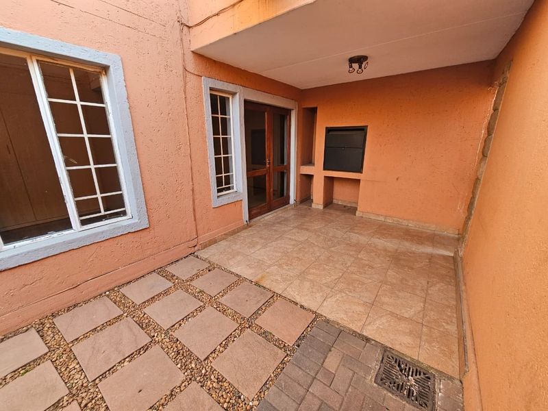 Modern 3 Bedroom Townhouse To Rent in Glen Marais - Photo 7