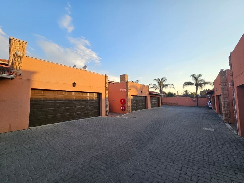 Modern 3 Bedroom Townhouse To Rent in Glen Marais - Photo 1