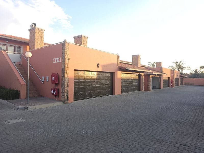 Modern 3 Bedroom Townhouse To Rent in Glen Marais - Photo 3