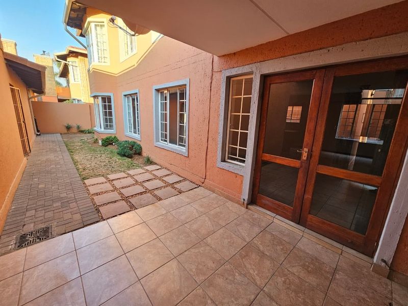 Modern 3 Bedroom Townhouse To Rent in Glen Marais - Photo 6