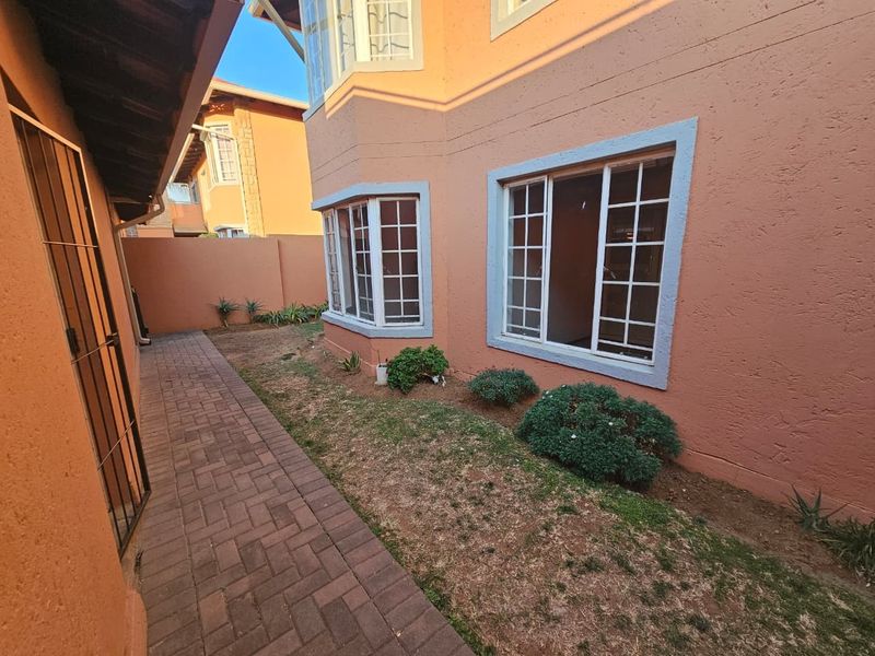Modern 3 Bedroom Townhouse To Rent in Glen Marais - Photo 5