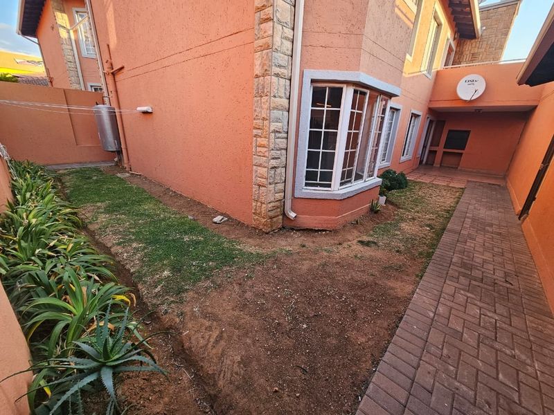 Modern 3 Bedroom Townhouse To Rent in Glen Marais - Photo 4