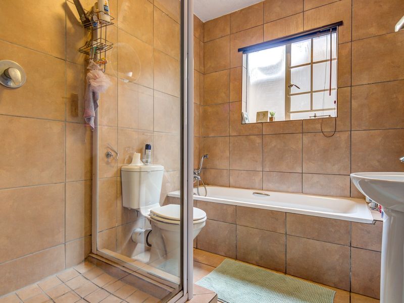 Modern 3 Bedroom Townhouse To Rent in Glen Marais - Photo 3