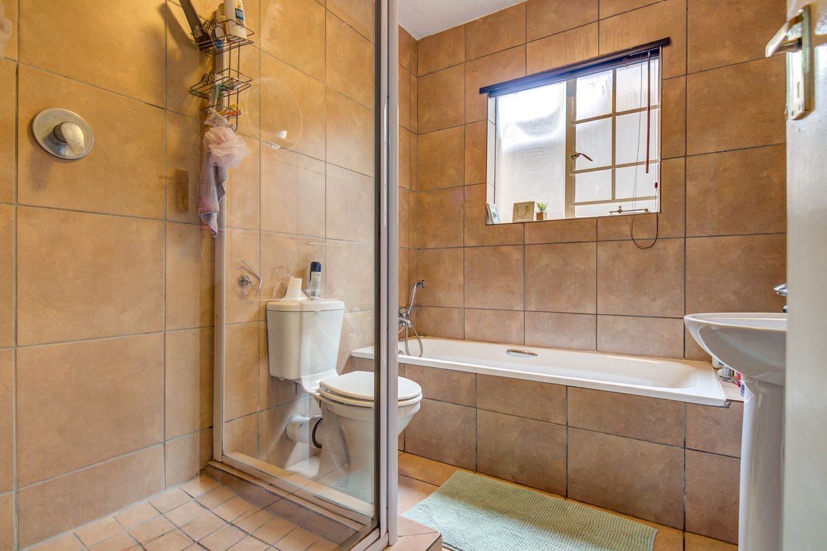 Modern 3 Bedroom Townhouse To Rent in Glen Marais - Photo 3