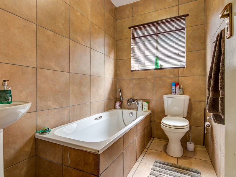 Modern 3 Bedroom Townhouse To Rent in Glen Marais - Photo 4