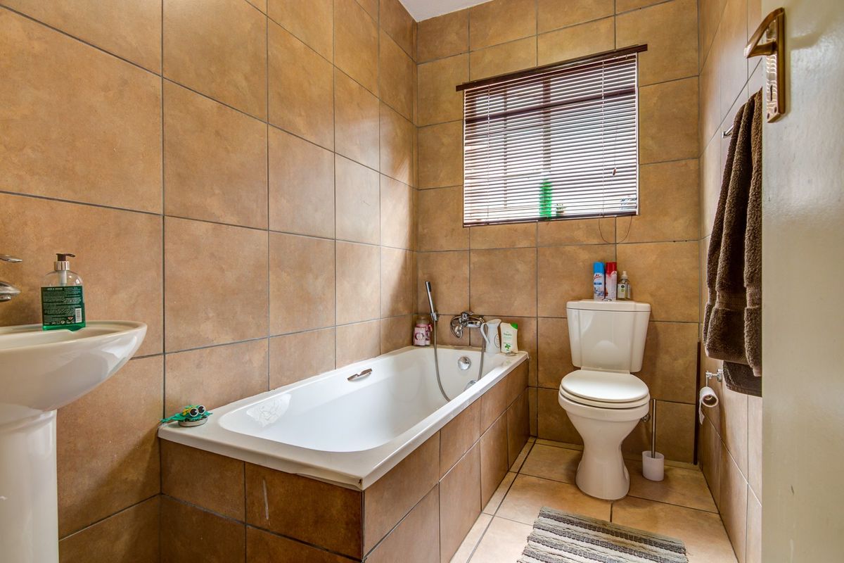Modern 3 Bedroom Townhouse To Rent in Glen Marais - Photo 4