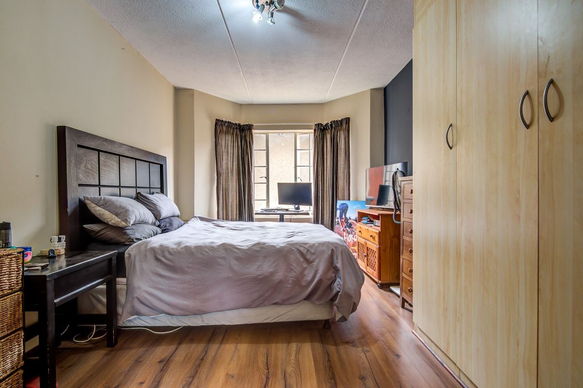 Modern 3 Bedroom Townhouse To Rent in Glen Marais - Photo 2