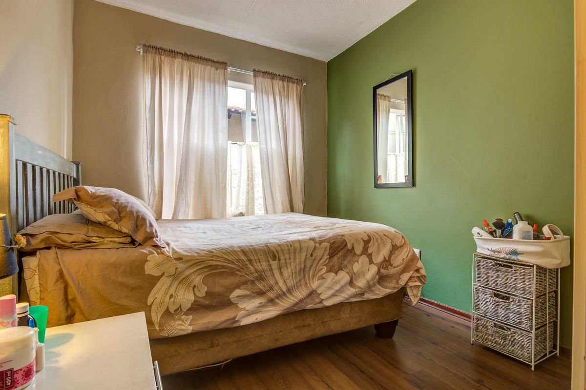 Modern 3 Bedroom Townhouse To Rent in Glen Marais - Photo 5