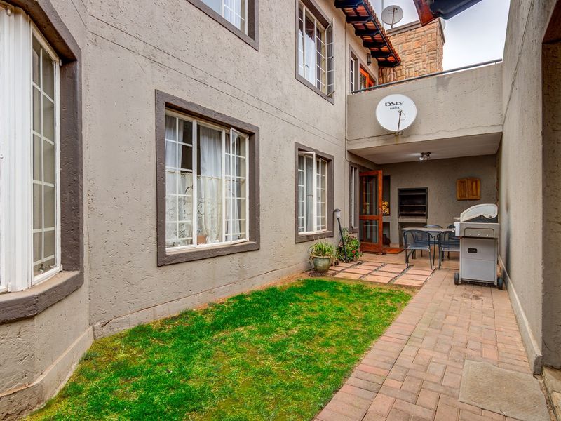 Modern 3 Bedroom Townhouse To Rent in Glen Marais - Photo 9
