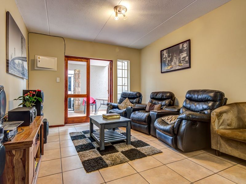 Modern 3 Bedroom Townhouse To Rent in Glen Marais - Photo 8