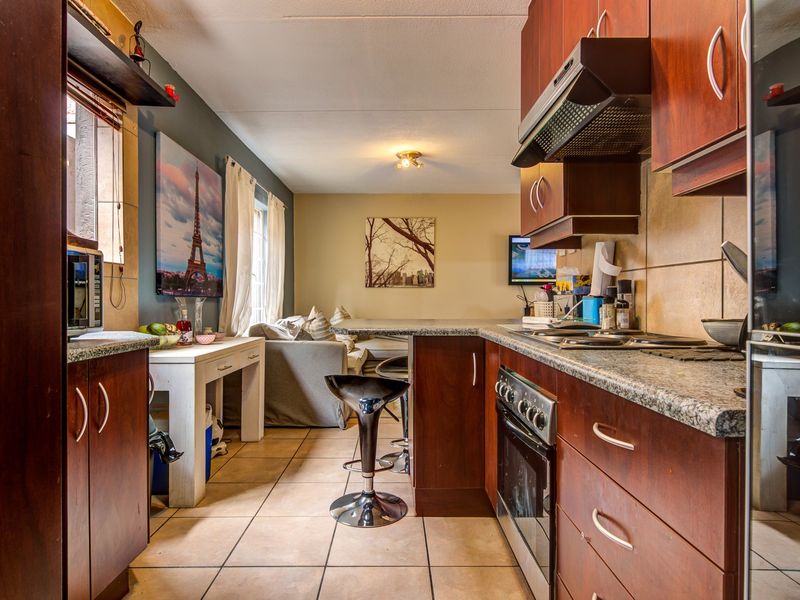 Modern 3 Bedroom Townhouse To Rent in Glen Marais - Photo 7