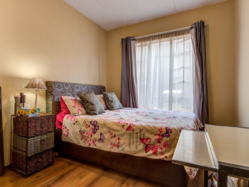 Modern 3 Bedroom Townhouse To Rent in Glen Marais - Photo 6