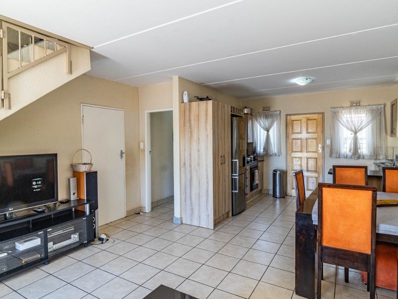 House For Sale in Leopard's Rest Security Estate, Albertsdal, Alberton - Photo 2