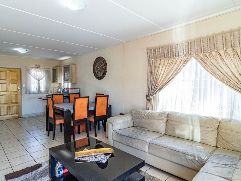 House For Sale in Leopard's Rest Security Estate, Albertsdal, Alberton - Photo 3