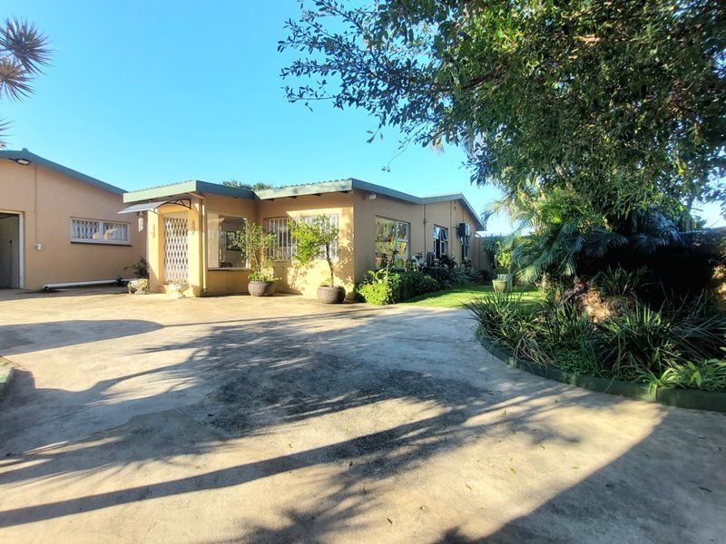 Spacious Six Bedroom Home With Outstanding Entertainment Features - Photo 1