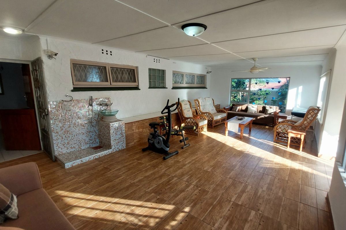 Spacious Six Bedroom Home With Outstanding Entertainment Features - Photo 3