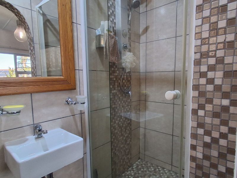 Spacious Six Bedroom Home With Outstanding Entertainment Features - Photo 10