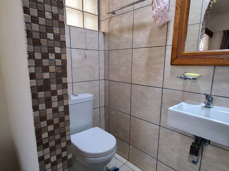 Spacious Six Bedroom Home With Outstanding Entertainment Features - Photo 9