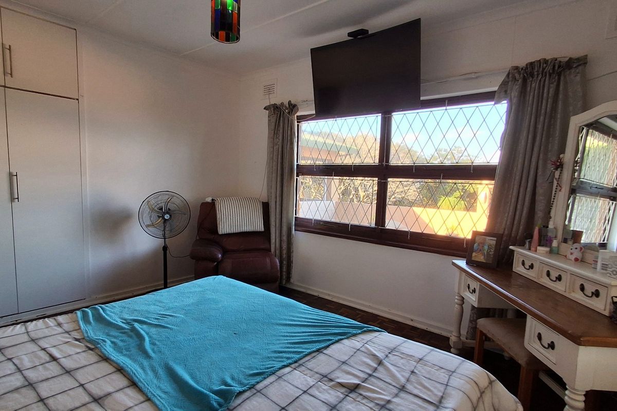 Spacious Six Bedroom Home With Outstanding Entertainment Features - Photo 5