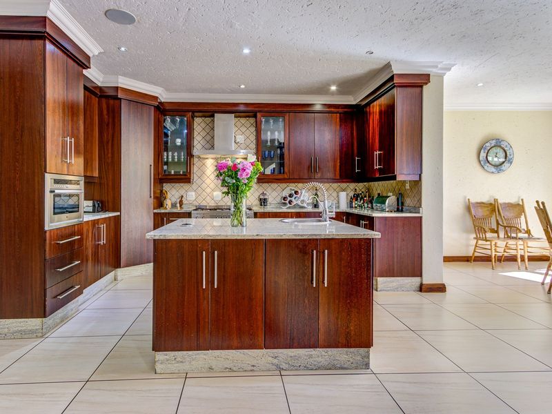 Large, luxury house on a hectare stand in an exclusive Equestrian Estate - Photo 4