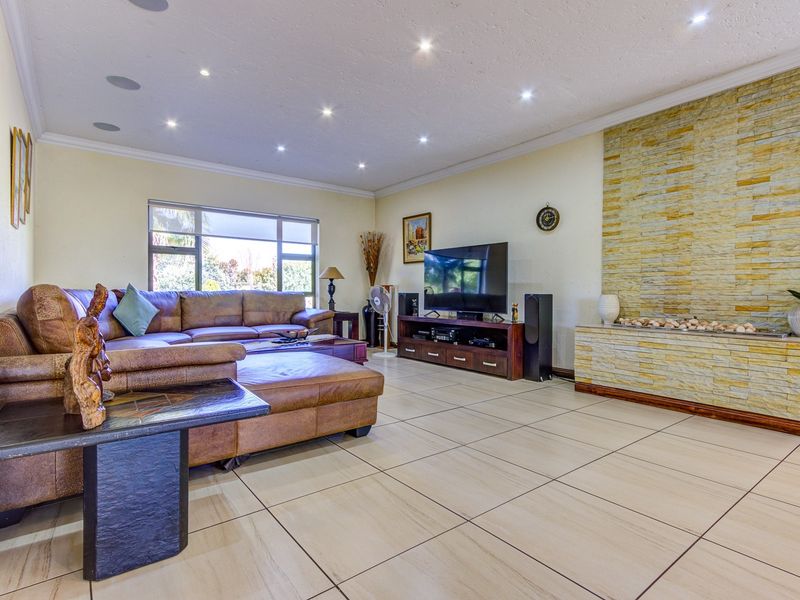 Large, luxury house on a hectare stand in an exclusive Equestrian Estate - Photo 10