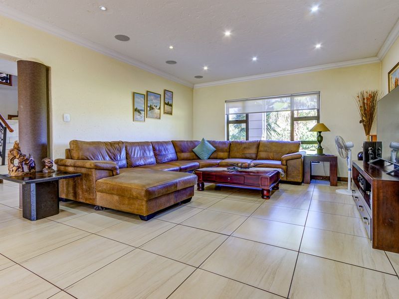Large, luxury house on a hectare stand in an exclusive Equestrian Estate - Photo 9