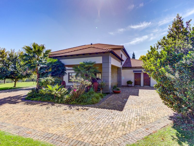 Large, luxury house on a hectare stand in an exclusive Equestrian Estate - Photo 2
