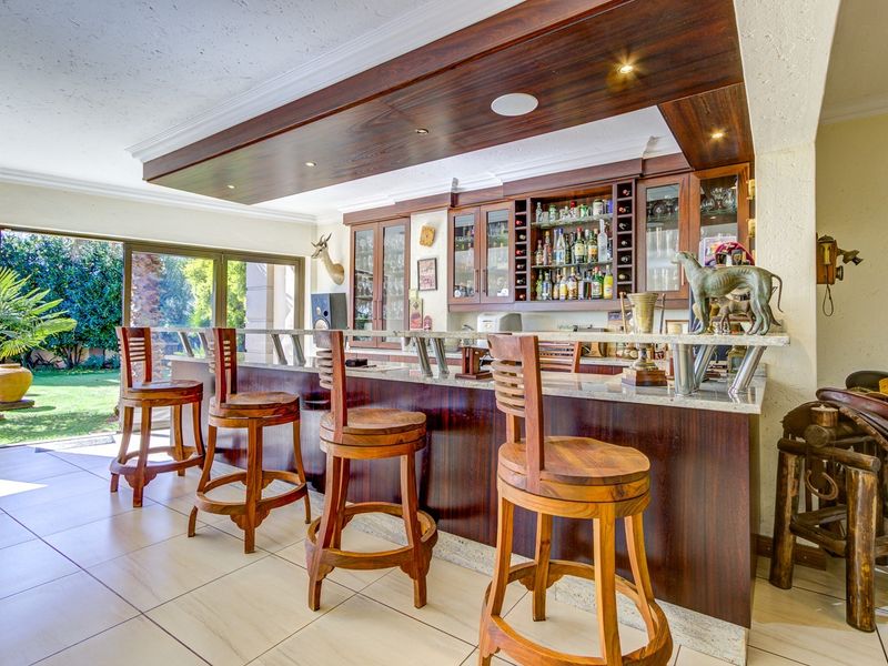 Large, luxury house on a hectare stand in an exclusive Equestrian Estate - Photo 3