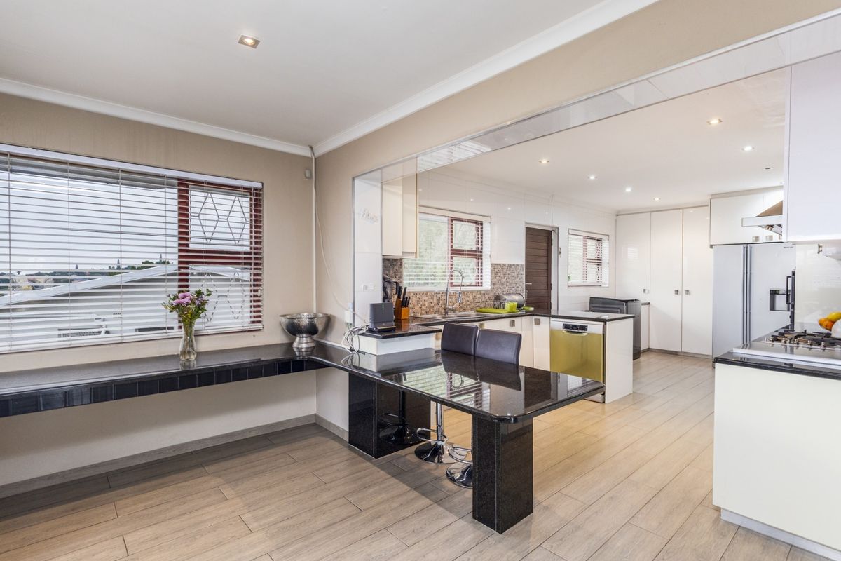 Set in Sought after neighbourhood with the perfect balance - Photo 3