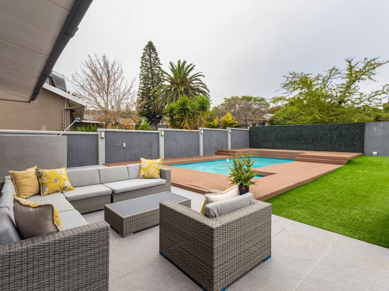 Set in Sought after neighbourhood with the perfect balance - Photo 5