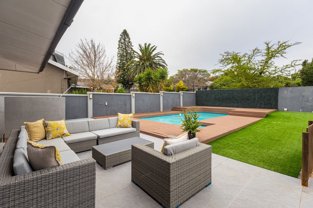 Set in Sought after neighbourhood with the perfect balance - Photo 5