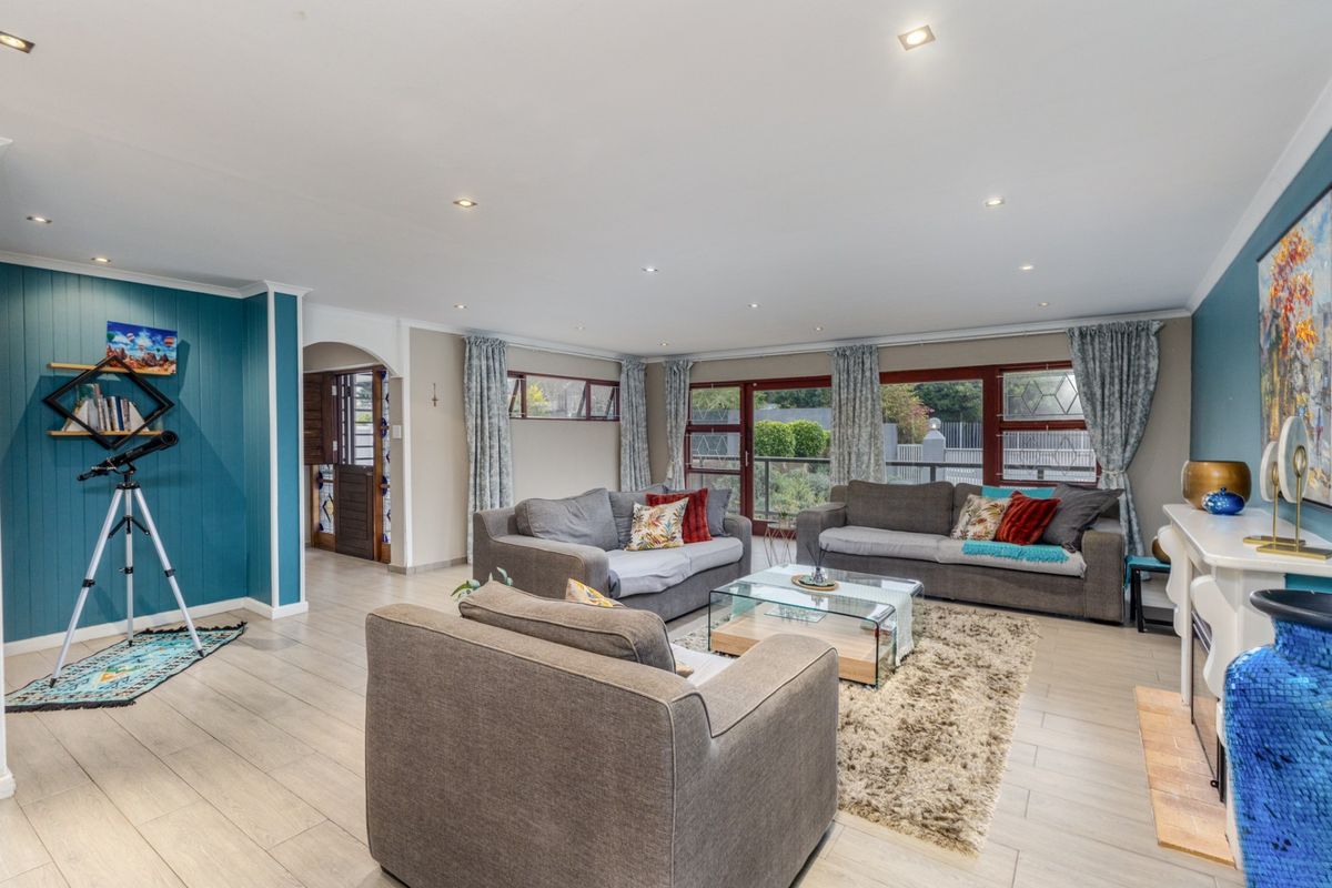 Set in Sought after neighbourhood with the perfect balance - Photo 2